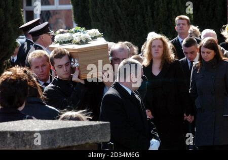 Der Sarg des ermordeten Schoboy Joe Geeling kommt in der Kirche unserer Lieben Frau vom Guten Rat und Schutzengeln, Bury, Lancs, Freitag, 31 2006. März, begleitet von Freunden und Familie einschließlich seiner Mutter Gwen (3. Von rechts). Hunderte von Menschen, darunter Polizisten, Feuerwehrleute und Mitglieder des Bergrettung-Teams, die an der Serach für Joe teilgenommen haben, werden erwartet, um den Dienst zu besuchen.der 11-Jährige, der an Mukoviszidose litt, wurde am 2. März erstochen gefunden. Siehe PA Geschichte BEERDIGUNG Junge. DRÜCKEN Sie VERBANDSFOTO. Bildnachweis sollte lauten: Neil Jones/PA PA PIC;JOE Stockfoto