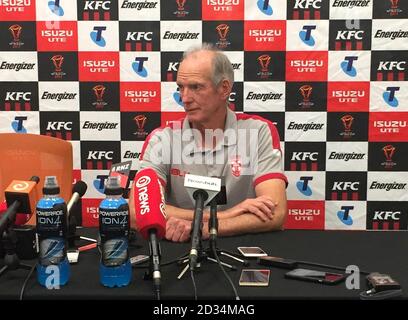 England-Cheftrainer Wayne Bennett spricht nach dem Halbfinale der Rugby League im Mount Smart Stadium, Auckland, Neuseeland, zu den Medien. Stockfoto