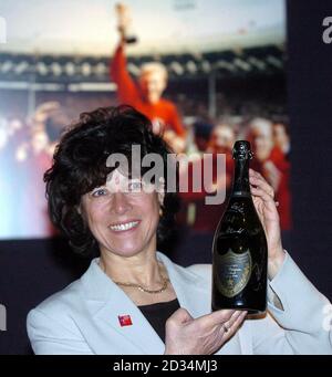 Stephanie Moore, Witwe des verstorbenen Bobby Moore, enthüllt die Flasche Dom Perignon 1966, die von Englands 1966-WM-Siegerteam unterzeichnet wurde und für wohltätige Zwecke bei Sotheby's im Zentrum von London verkauft werden soll. Stockfoto