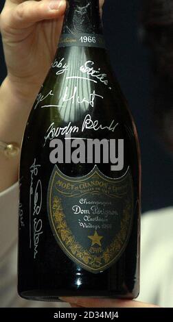 Eine Flasche Dom Perignon 1966, signiert von Englands WM-Siegerteam 1966, die für wohltätige Zwecke bei Sotheby's im Zentrum von London verkauft werden soll. Stockfoto