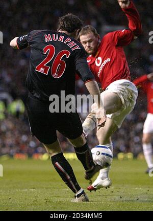 (R-L) Wayne Rooney von Manchester United fordert Daryl Murphy von Sunderland heraus Stockfoto