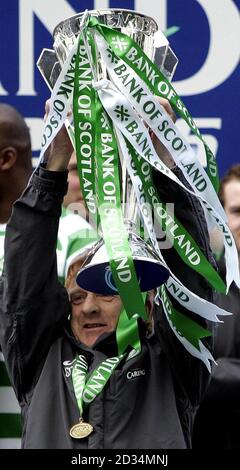 Celtic-Manager Gordon Strachan feiert mit der Bank of Scotland Premier League Trophäe nach ihrem Spiel gegen Hibernian im Celtic Park, Glasgow. Stockfoto