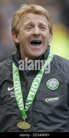 Celtic-Manager Gordon Strachan (L) feiert das Tragen der Bank of Scotland Premier League Medaille nach ihrem Spiel gegen Hibernian im Celtic Park, Glasgow. Stockfoto