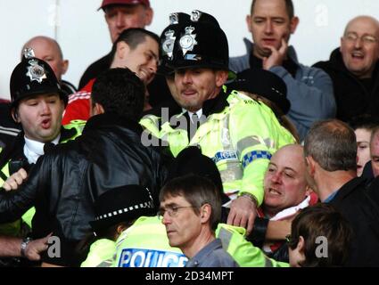 Während des Barclays Premiership-Spiels zwischen Sunderalnd und Newcastle United im Stadium of Light, Sunderland, kommt die Polizei, um die Probleme in der Menge zu stoppen. Stockfoto