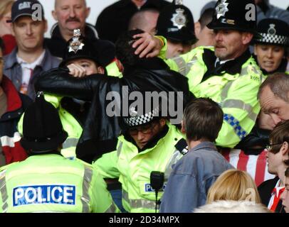 Während des Barclays Premiership-Matches zwischen Sunderland und Newcastle United im Stadion of Light, Sunderland, kommt die Polizei, um den Ärger in der Menge zu stoppen. Stockfoto