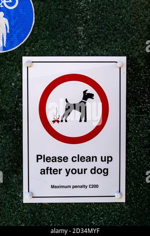 Ein Strandschild, das Leute auffordert, nach ihren Hunden aufzuräumen, Seaford, East Sussex, Großbritannien. Stockfoto