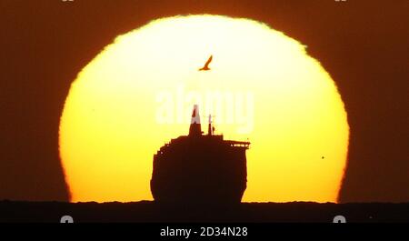 Weiterverbreitung hinzufügen byline des Fotografen Owen Humphreys. König der DFDS Seaways, über die Nordsee reisen, ist von der aufgehenden Sonne Silhouette wie die 161m lange Cruise Ferry kommt an Tynemouth. Stockfoto