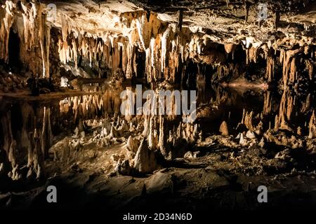 Spiegelung von Stalagmiten in Luray Cavernin Virginia Stockfoto