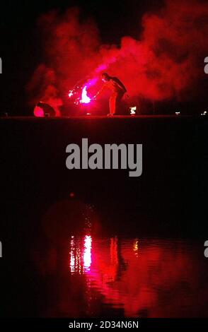 Das Feuerwerk am Wasser zeigt sich beim Big in Falkirk Festival im Callendar Park. Stockfoto