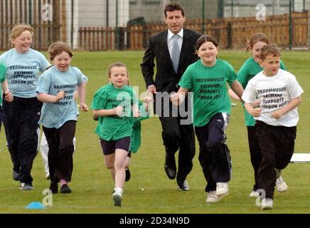 Lord Coe läuft mit Schülern während eines Besuchs der Broomhouse Primary School in Edinburgh. Lord Coe traf sich während des Besuchs mit Sportministerin Patricia Ferguson und dem stellvertretenden Ersten Minister Nicol Stephen, um die Vorteile der Olympischen Spiele 2012 in London zu erläutern. Stockfoto