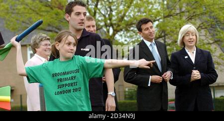 Rechts vom Bild: Lord Coe und Patricia Ferguson bei einem Besuch der Broomhouse Primary School in Edinburgh. Lord Coe traf sich während des Besuchs mit Sportministerin Patricia Ferguson und dem stellvertretenden Ersten Minister Nicol Stephen, um die Vorteile der Olympischen Spiele 2012 in London zu erläutern. Stockfoto