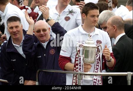 Hero Hearts Keeper Craig Gordon hält den Tennent's Scottish Cup mit Trainer John McGilynn. Hearts Fußballmannschaft feiert ihren Sieg mit einer Parade durch die Royal Mile in Edinburgh. Stockfoto