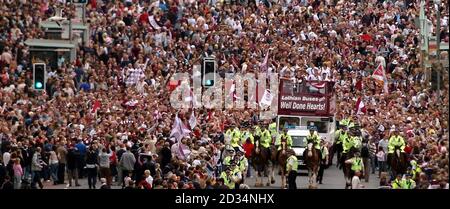 Herzen-Fußball-Nationalmannschaft feiern ihren schottischen Tennents Cup-Sieg mit einer Parade durch die Royal Mile in Edinburgh. Stockfoto