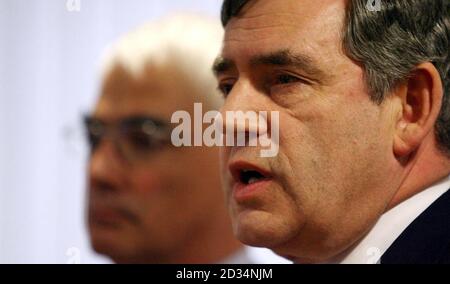 Bundeskanzler Gordon Brown (rechts) und Staatssekretär für das Ministerium für Handel und Industrie Alistair Darling sprechen bei einer Pressekonferenz im Werk Ellesmere Port von Vauxhall zu den Medien. Stockfoto