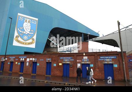 Fans kommen zum Emirates FA Cup, dem Spiel der fünften Runde, nach Hillsborough, Sheffield. Stockfoto