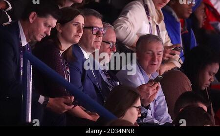 Arbeitsleiter Jeremy Corbyn (Mitte) sitzt am dritten Tag der IAAF Indoor World Championships 2018 in der Arena Birmingham auf der Tribüne. Stockfoto