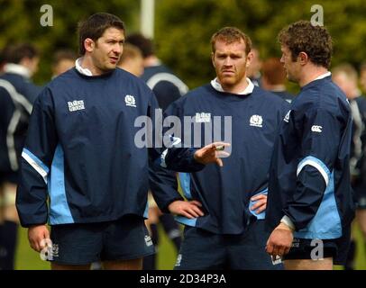 Scotland's Scott Murray spricht mit Captain Jason White (rechts), während John Petrie (Mitte) während einer Trainingseinheit auf den hinteren Plätzen im Murrayfield Stadium, Edinburgh, schaut. Stockfoto