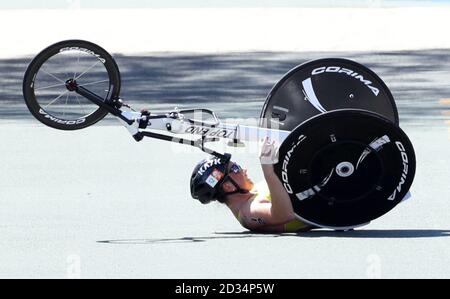 Australiens Lauren Parker stürzt auf dem Weg zur Ziellinie während Para der Frauen - triathlon Finale bei den Southport Broadwater Parklands bei Tag drei der Commonwealth Games 2018 in der Gold Coast, Australien. Stockfoto