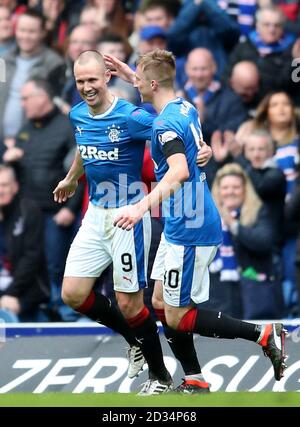 Kenny Miller (links) der Rangers feiert beim Ladbrokes Scottish Premiership Match im Ibrox Stadium, Glasgow, das erste Tor seiner Mannschaft mit Ross McCrorie. Stockfoto