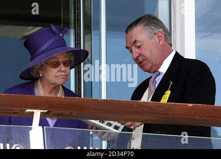 Die britische Königin Elizabeth II wird nach dem Vodafone Derby in Epsom auf der Rennkarte aktualisiert. Stockfoto