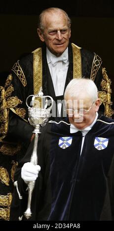 Der Kanzler der Universität Edinburgh der Herzog von Edinburgh (links) nimmt an einer Zeremonie Teil, um den neuen Rektor der Universität Edinburgh, Green MSP Mark Ballard (nicht abgebildet) zu installieren. Stockfoto