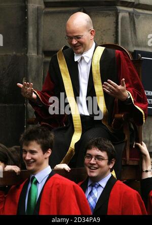 Der neue Rektor der Universität Edinburgh, Green MSP Mark Ballard (rechts), wird in einem Stuhl um das Old College Quadrangle nach der Installation bei einer öffentlichen Zeremonie von Kanzler der Universität besucht der Herzog von Edinburgh. Stockfoto