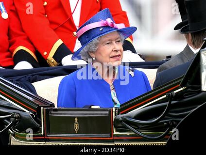 Königin Elizabeth II. Kommt in einer Pferdekutsche für den ersten Tag des Rennens auf der neuen State-of-the-Art-Strecke in Ascot in Berkshire. Stockfoto