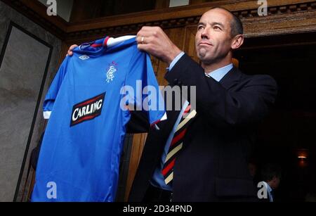 Der neue Rangers-Manager Paul le Guen wird bei einer Fotoanguck im Ibrox Stadium in Glasgow vorgestellt. Stockfoto