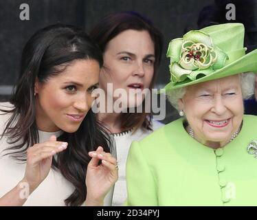 Königin Elizabeth II. und die Herzogin von Sussex bei der Eröffnung des neuen Mersey Gateway Bridge, in Widnes, Cheshire. Im Hintergrund ist Samantha Cohen, der Königin ehemaliger Assistent Private Sekretär, der nun mit der Herzogin. Stockfoto