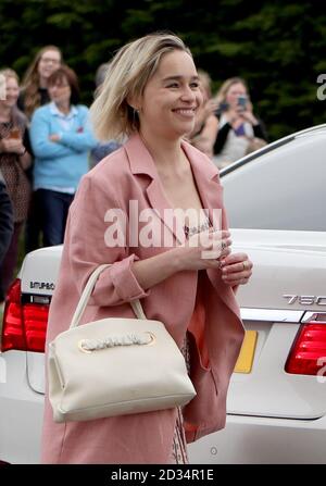 Schauspielerin Emilia Clarke kommt an Rayne Kirche, kirkton von Rayne in Aberdeenshire, für die Trauung von ihr Spiel der Throne co-stars Kit Harington und Rose Leslie. Stockfoto