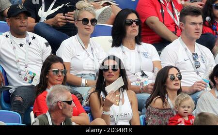 Rebekah Vardy (links, zweite Reihe), Ehefrau von Englands Jamie Vardy und Annabel Peyton (zweite rechts, dritte Reihe), Verlobter von Englands Torwart Jack Butland, während des FIFA World Cup Group G Spiels im Nischni Nowgorod Stadium. Stockfoto