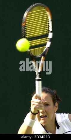 Die britische Sarah Borwell im Einsatz gegen die polnische Marta Domachowska während der ersten Runde der All England Lawn Tennis Championships in Wimbledon. Stockfoto