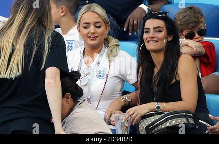 Megan Davison, Freundin von Englands Torhüter Jordan Pickford (links) und Annie Kilner, Freundin von Englands Kyle Walker während des FIFA World Cup Group G Spiels im Kaliningrad Stadium. Stockfoto