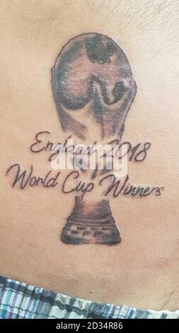 Das Tattoo der England 2018 World Cup Gewinner, das der stolze Fußballfan Jamie Richardson auf seinen Bauch tätowiert hat und darauf besteht, dass er es nicht bereut und es nicht entfernen lässt. Stockfoto