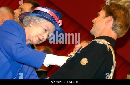 Die britische Königin Elizabeth II. Überreicht dem Oberstleutnant Edwards im Prestonfield House in Edinburgh eine Regimentsmedaille des Herzogs von Kent. Stockfoto
