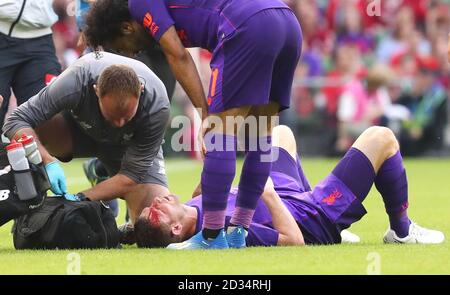 Liverpool ist James Milner erhält medizinische Aufmerksamkeit nach einer Kollision mit Napoli's Mario Rui (nicht abgebildet) während der Vorsaison Freundschaftsspiel im Aviva Stadium, Dublin. Stockfoto