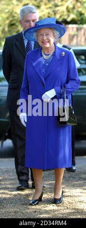 Die Britin Königin Elisabeth II. Lächelt, als sie in der St. Mary's Church, Great Bircham, Norfolk, ankommt, wo sie anlässlich des 60. Jahrestages der Enthüllung des ersten Opferkreuzes, das nach dem Zweiten Weltkrieg fertiggestellt werden soll, einen Kranz niederlegt. Stockfoto