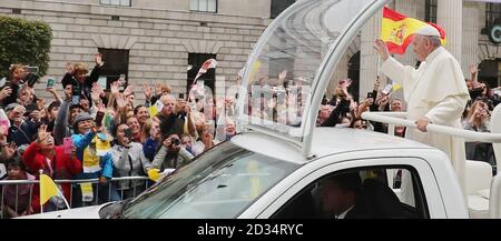 Papst Franziskus reist in der Papstwagen, als er das General Post Office (GPO) in Dublin bei seinem Besuch in Irland geht. Stockfoto