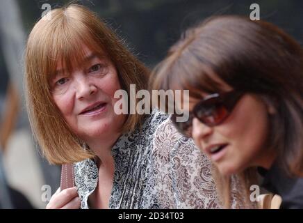 Die schottische Sozialistische Partei MSP Rosemary Byrne (links) und Gail Sheridan, die Frau des ehemaligen Führers der Schottischen Sozialistischen Partei Tommy Sheridan, treffen am Sitzungsgericht in Edinburgh ein. Stockfoto