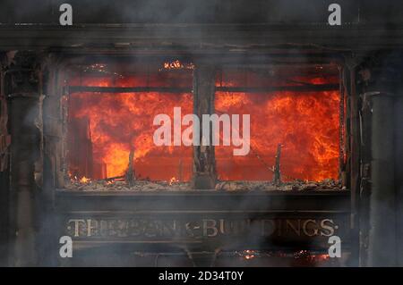 Flammen eines Großbrandes, der ein Primark-Geschäft in den historischen fünfstöckigen Bankgebäuden im Stadtzentrum von Belfast zerstört hat. Stockfoto