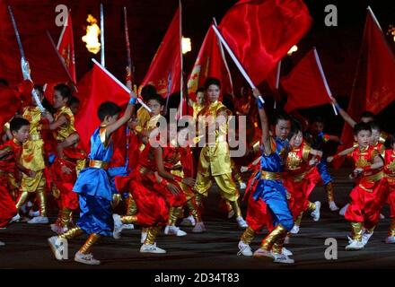 Jiangxi Xishan International School Kung Fu Gruppe während ihrer Vorstellung im Edinburgh Military Tattoo Edinburgh Castle Opening Night im Edinburgh Castle. Stockfoto