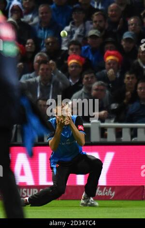 Patrick Brown von Worcestershire Rapids nimmt den Fang von Sussex Sharks Delray Rawlins während des Vitality T20 Blast Final am Finals Day in Edgbaston, Birmingham, mit. Stockfoto