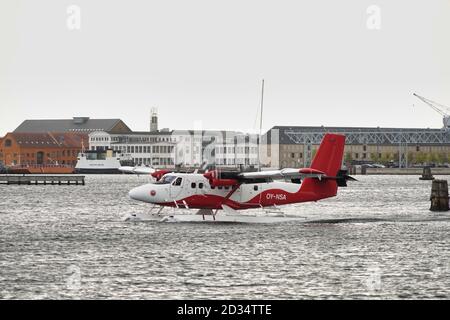 Kopenhagen, Europa, Wasserflugzeug läuft mit Hafengebäuden im Hintergrund Stockfoto