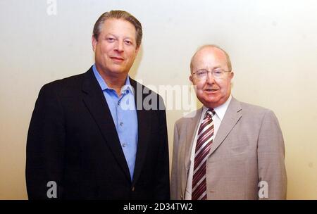 Der ehemalige US-Vizepräsident Al Gore (links) und der Minister für Umwelt und ländliche Entwicklung, MPS Ross Finnie, treffen sich während des Edinburgh International Film Festival in Cineworld. Stockfoto