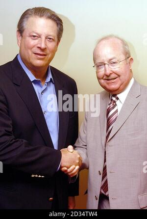 Der ehemalige US-Vizepräsident Al Gore (links) und der Minister für Umwelt und ländliche Entwicklung, MPS Ross Finnie, treffen sich während des Edinburgh International Film Festival in Cineworld. Stockfoto