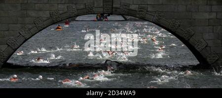 Die Teilnehmer des 86. Jährlichen Liffey Schwimmen in Dublin heute. Stockfoto