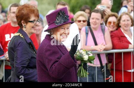 Die britische Königin Elizabeth II. Und die Lord Provost Liz Cameron verlassen die Stadt nach einem Besuch der Kelvingrove Art Gallery and Museum in Glasgow, nachdem sie ihre Â£28 Millionen Renovierung erhalten hatte. Stockfoto