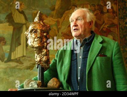 Der Künstler George Wylie mit einer seiner Skulpturen während einer Vorschau auf eine neue Ausstellung seiner und Kenny Munros Arbeiten mit dem Titel Ideas in Head in der Scottish National Portrait Gallery in Edinburgh. Die Show wird am 22. September 2006 eröffnet. Stockfoto