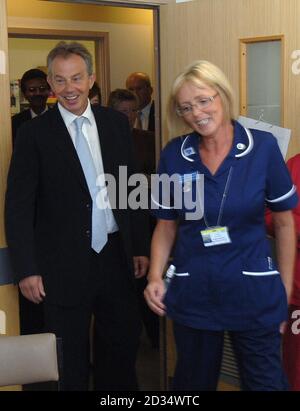 Premierminister Tony Blair bei einem Besuch im Whiston Hospital auf der Merseyside vor der morgigen Konferenz seiner Partei. Stockfoto