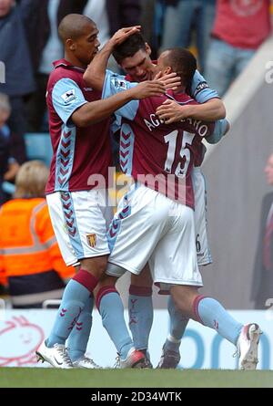 Gabriel Agbonlahor (r) von Aston Villa feiert den Toraufstand Mit den Teamkollegen Luke Moore(l) und Gareth Barry Stockfoto